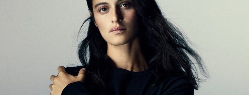 Em entrevista ao jornal The Guardian, Anya Chalotra revelou que decidiu abandonar completamente as redes sociais após os comentários negativos recebidos na época da primeira temporada.